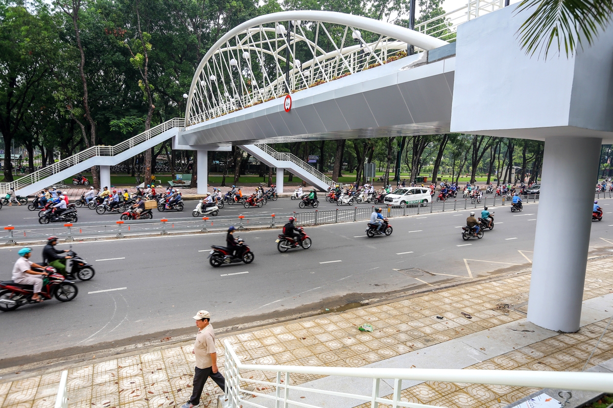 Cận cảnh cây cầu bộ hành hơn 11 tỷ đồng Cận cảnh cây cầu bộ hành hơn 11 tỷ đồng