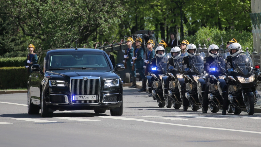 "Soi" chiếc siêu xe do Nga tự sản xuất đưa ông Putin đi nhậm chức soi chiec sieu xe do nga tu san xuat dua ong putin di nham chuc
