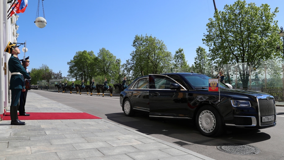 "Soi" chiếc siêu xe do Nga tự sản xuất đưa ông Putin đi nhậm chức soi chiec sieu xe do nga tu san xuat dua ong putin di nham chuc