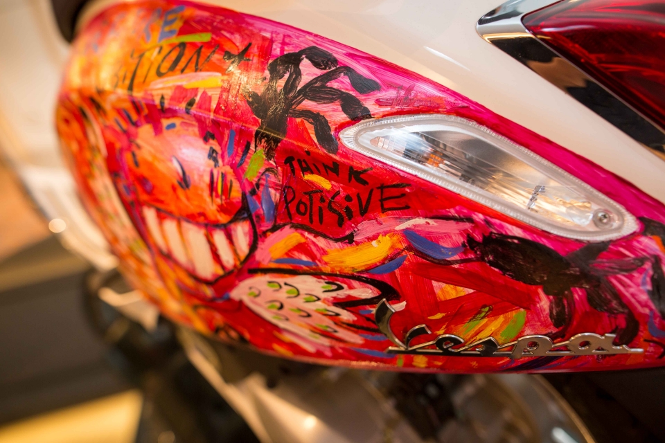 vespa sprint voi bo canh nghe thuat duoc dau gia toi 26000