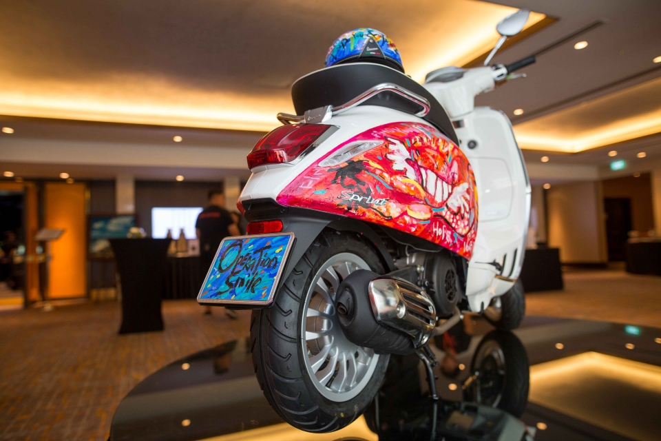 vespa sprint voi bo canh nghe thuat duoc dau gia toi 26000