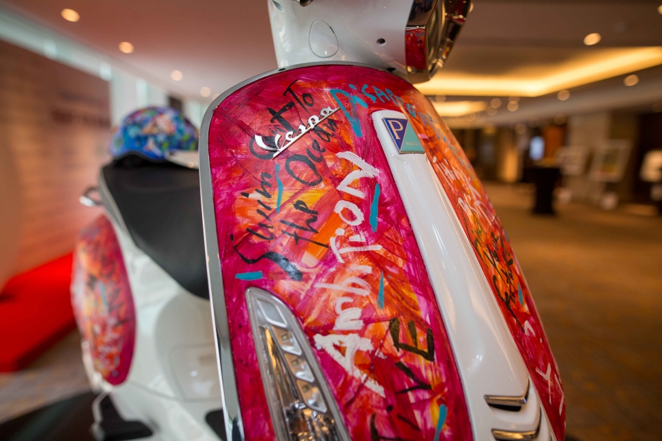 vespa sprint voi bo canh nghe thuat duoc dau gia toi 26000