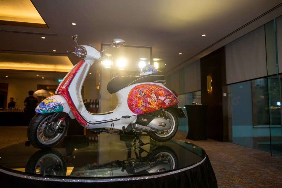 vespa sprint voi bo canh nghe thuat duoc dau gia toi 26000