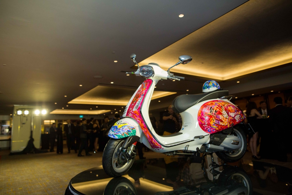 vespa sprint voi bo canh nghe thuat duoc dau gia toi 26000