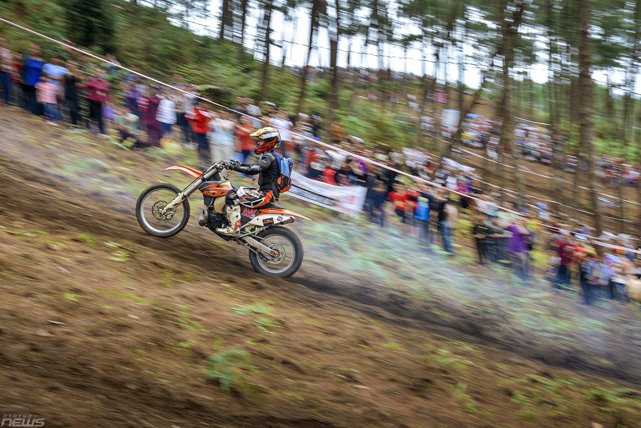 Những tay đua cào cào ở lại dọn rác sau giải off-road ở Hà Giang nhung tay dua cao cao o lai don rac sau giai off road o ha giang