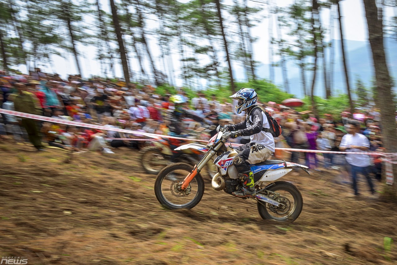 Những tay đua cào cào ở lại dọn rác sau giải off-road ở Hà Giang nhung tay dua cao cao o lai don rac sau giai off road o ha giang