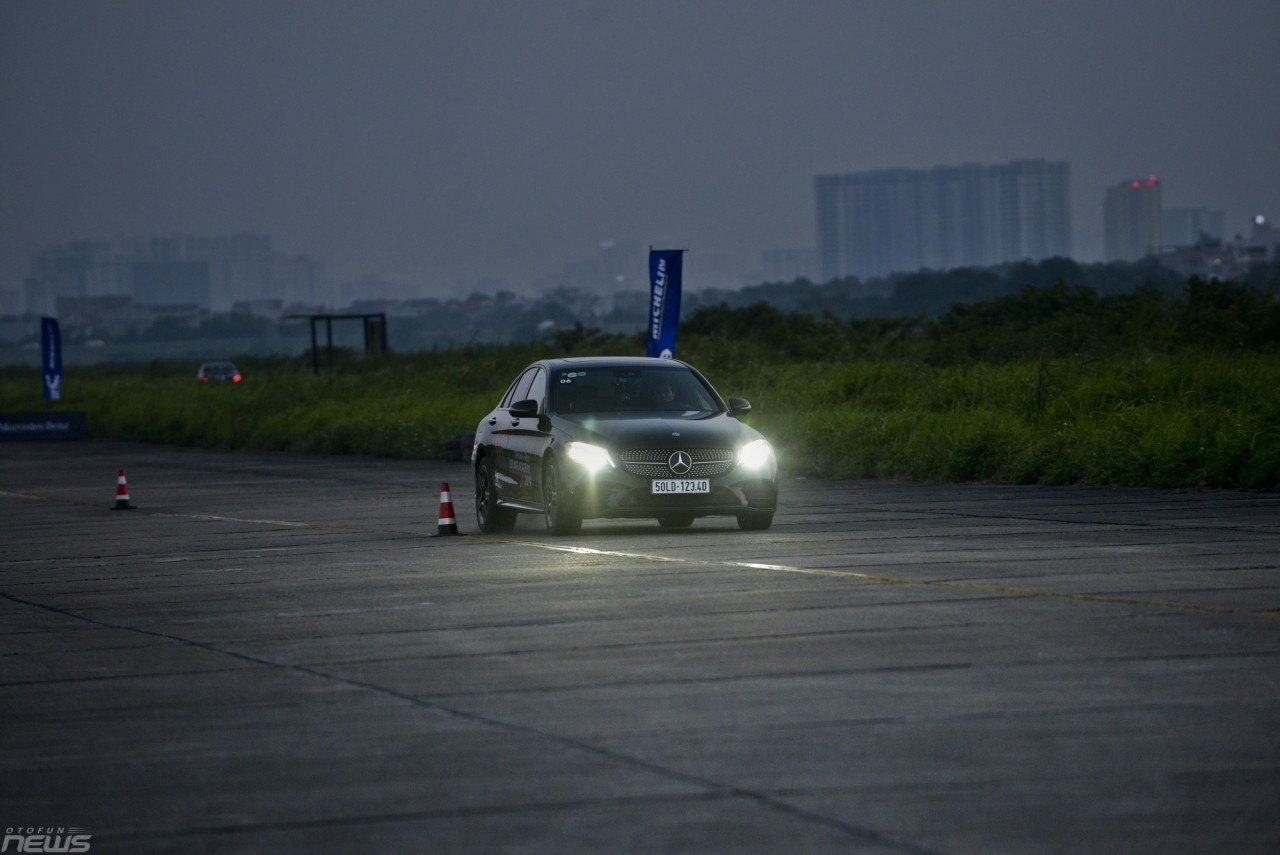 Trải nghiệm đèn thông minh Multibeam LED - Công nghệ độc quyền trên xe Mercedes-Benz trai nghiem den thong minh multibeam led cong nghe doc quyen tren xe mercedes benz