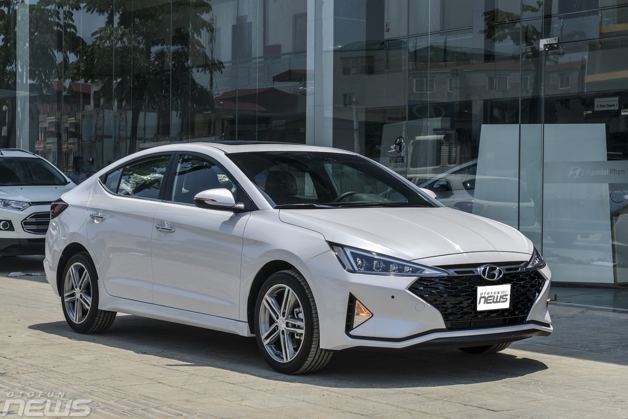 Hyundai Elantra giảm mạnh lên tới 75 triệu đồng
