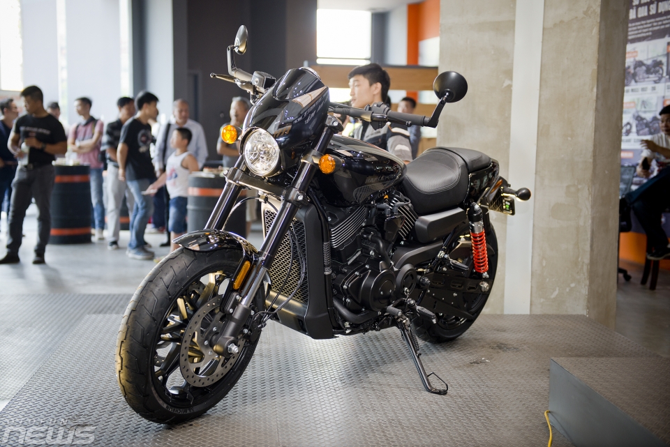 chan dung chien binh harley davidson street rod 2017 vua ra mat tai viet nam