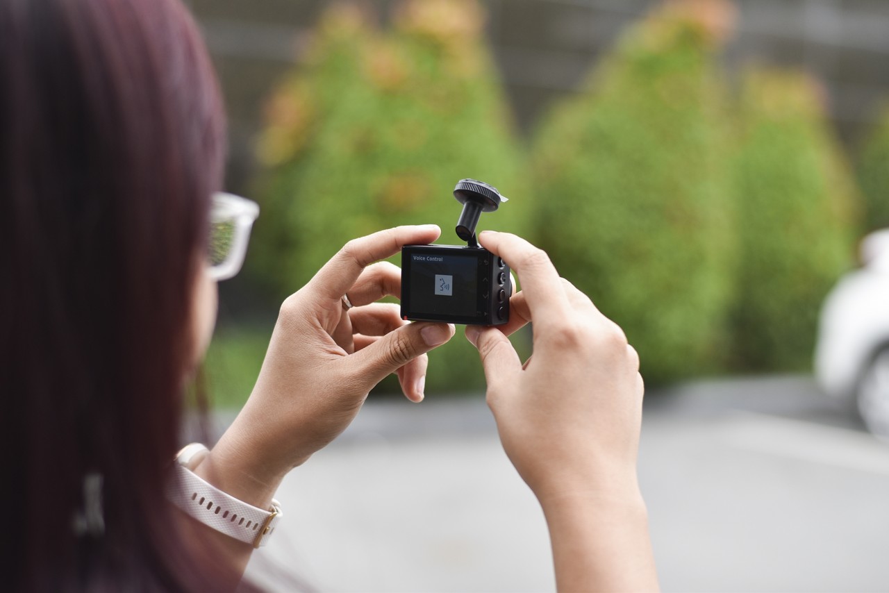 "Soi" chi tiết Garmin GDR E560 - camera hành trình "nhỏ mà có võ" soi chi tiet garmin gdr e560 camera hanh trinh nho ma co vo