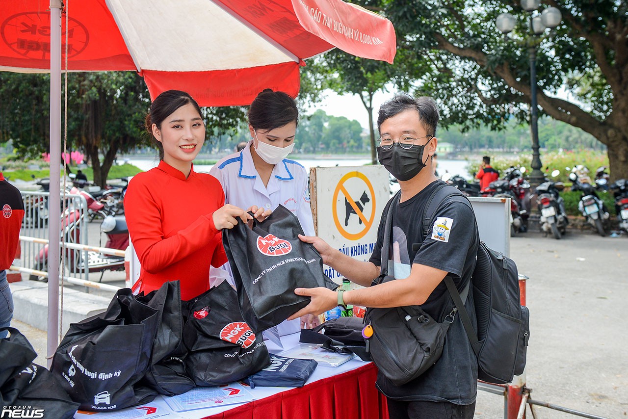 Hướng dẫn 'giải cứu' bugi ngập nước tại Hà Nội Hướng dẫn 'giải cứu' bugi ngập nước tại Hà Nội