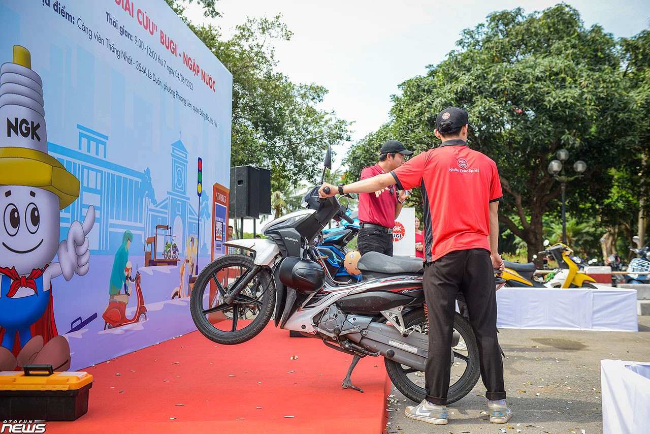 Hướng dẫn 'giải cứu' bugi ngập nước tại Hà Nội Hướng dẫn 'giải cứu' bugi ngập nước tại Hà Nội