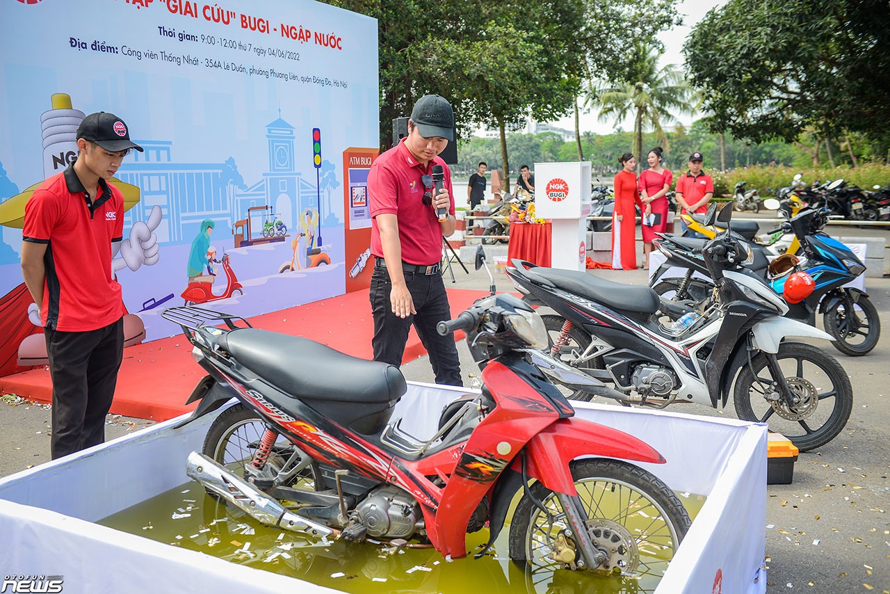 Hướng dẫn 'giải cứu' bugi ngập nước tại Hà Nội Hướng dẫn 'giải cứu' bugi ngập nước tại Hà Nội