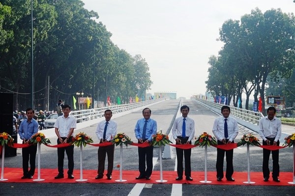 TP Hồ Chí Minh: Khánh thành cầu vượt 2 nhánh chạy vào tận cửa sân bay Tân Sơn Nhất tp ho chi minh khanh thanh cau vuot 2 nhanh chay vao tan cua san bay tan son nhat