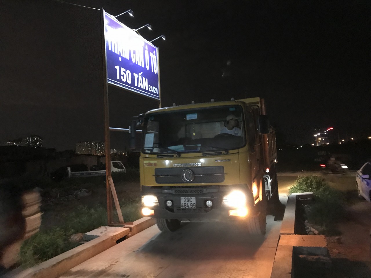 Bị CSGT xử lý, tài xế xe quá tải thi nhau gọi 