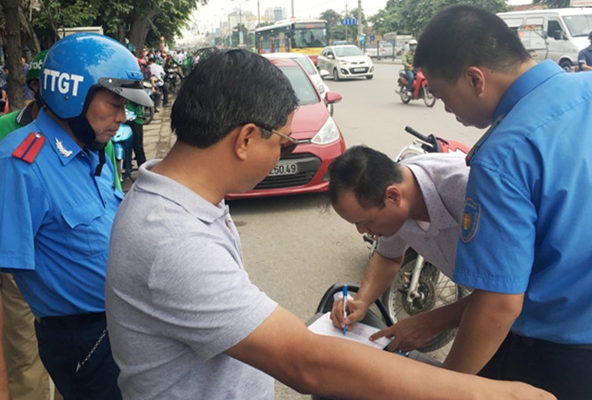 “Nhốt” hàng loạt xe Grab, Uber vì giả danh nhot hang loat xe grab uber vi gia danh