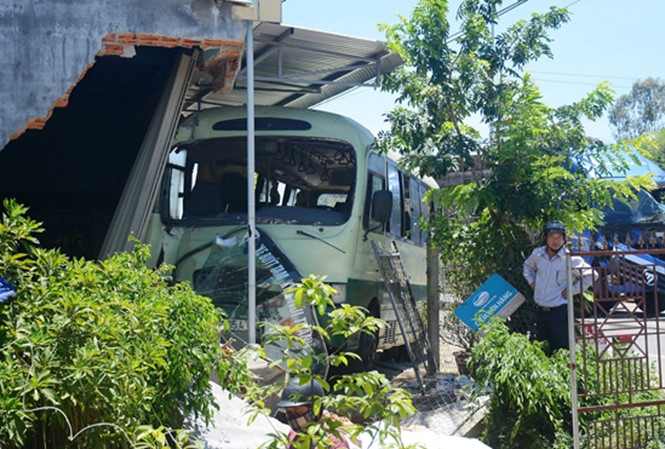 Quảng Nam: Kinh hãi vì xe buýt sầm sập lao vào nhà dân vào giữa trưa quang nam kinh hai vi xe buyt sam sap lao vao nha dan vao giua trua