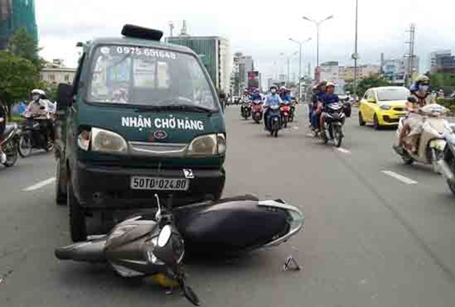 tp hcm xe tai roi banh cuon xe may vao gam 2 nguoi nguy kich