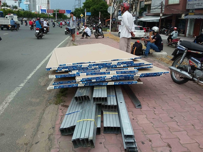 tp hcm xe tai roi banh cuon xe may vao gam 2 nguoi nguy kich