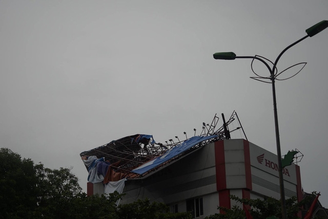 Hà Tĩnh: Bão số 2 quét qua, cây đổ ngổn ngang, đường phố "tan tác" ha tinh bao so 2 quet qua cay do ngon ngang duong pho tan tac