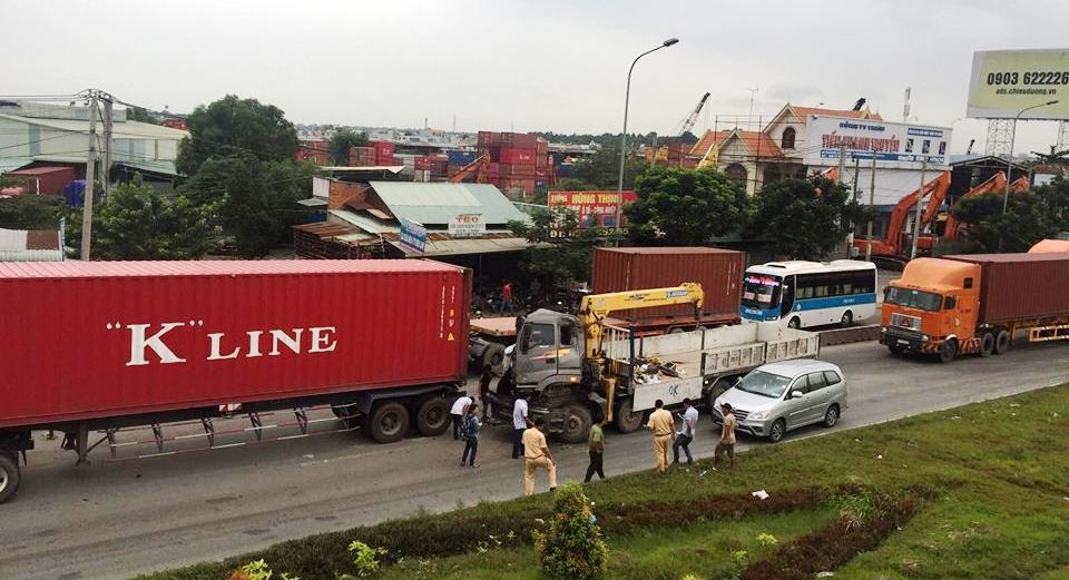 Xe tải đâm xe container trên QL1, phụ xe mắc kẹt trong cabin xe tai dam xe container tren ql1 phu xe mac ket trong cabin