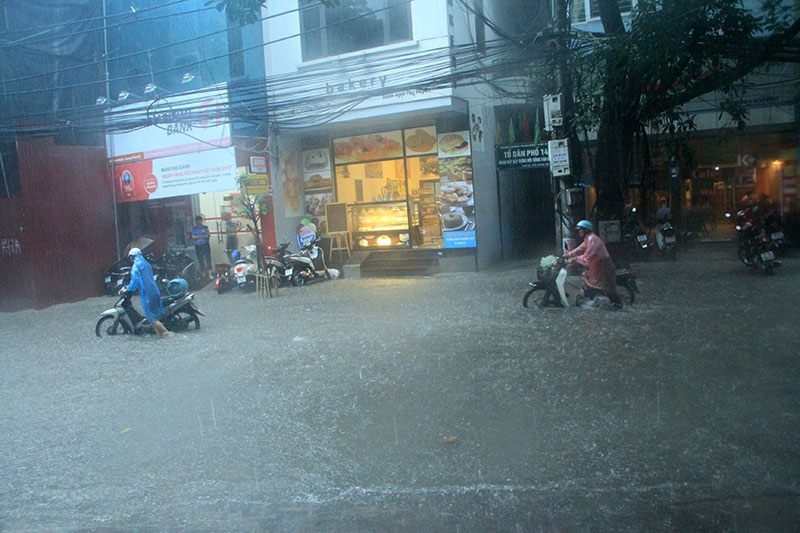 Hà Nội mưa lớn nhiều tuyến phố ngập úng cục bộ ha noi mua lon nhieu tuyen pho ngap ung cuc bo