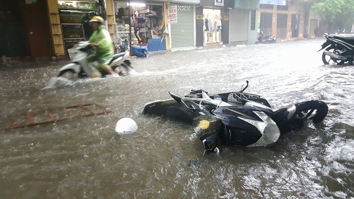 Hà Nội mưa lớn nhiều tuyến phố ngập úng cục bộ ha noi mua lon nhieu tuyen pho ngap ung cuc bo