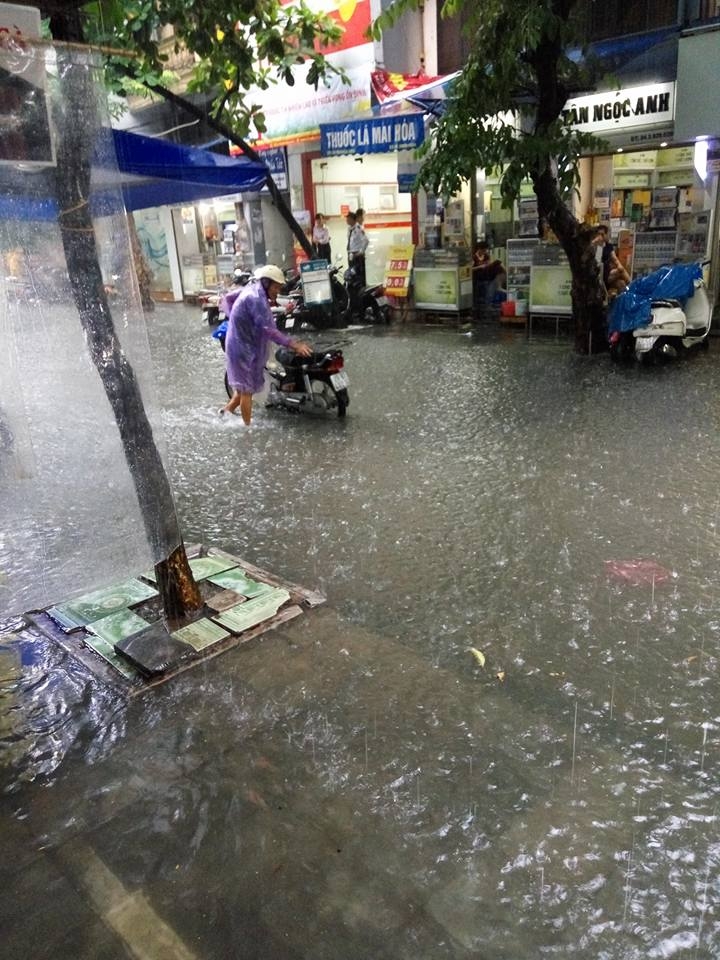 Hà Nội mưa lớn nhiều tuyến phố ngập úng cục bộ ha noi mua lon nhieu tuyen pho ngap ung cuc bo
