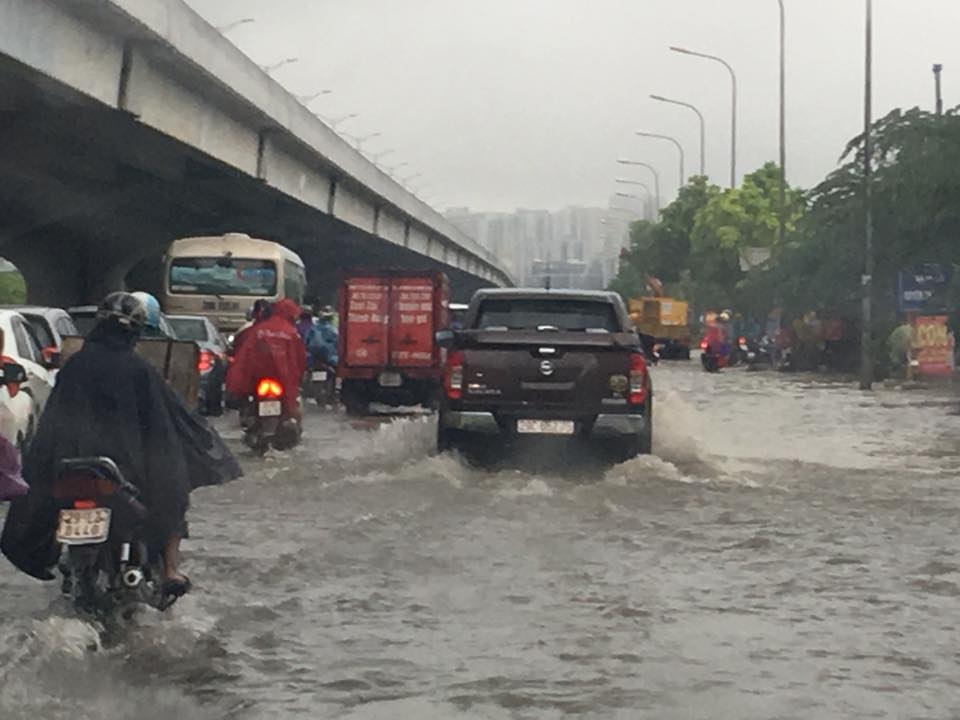 Hà Nội mưa lớn nhiều tuyến phố ngập úng cục bộ ha noi mua lon nhieu tuyen pho ngap ung cuc bo