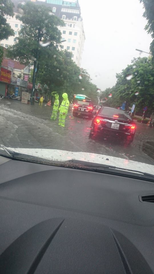 Hà Nội mưa lớn nhiều tuyến phố ngập úng cục bộ ha noi mua lon nhieu tuyen pho ngap ung cuc bo