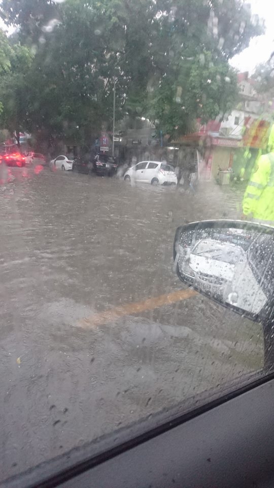 Hà Nội mưa lớn nhiều tuyến phố ngập úng cục bộ ha noi mua lon nhieu tuyen pho ngap ung cuc bo