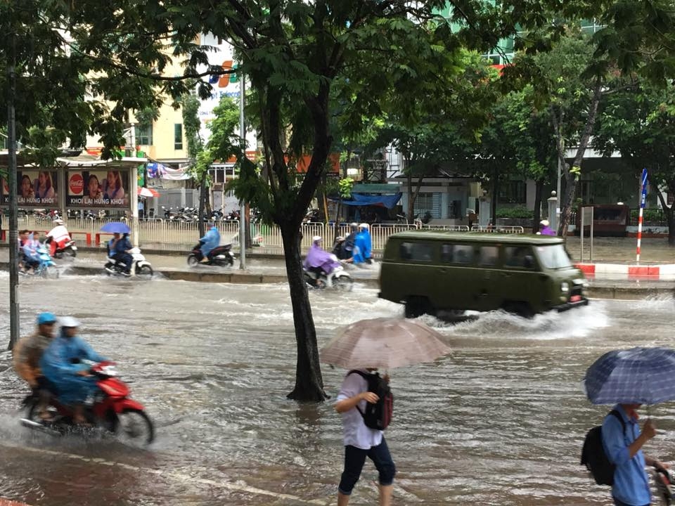 Hà Nội mưa lớn nhiều tuyến phố ngập úng cục bộ ha noi mua lon nhieu tuyen pho ngap ung cuc bo