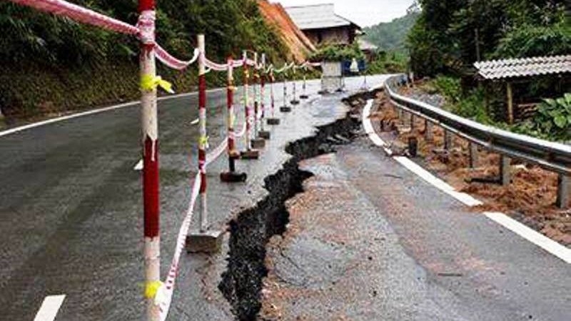 Thanh Hoá: Quốc lộ nứt toác, nhiều xã bị cô lập sau bão thanh hoa quoc lo nut toac nhieu xa bi co lap sau bao
