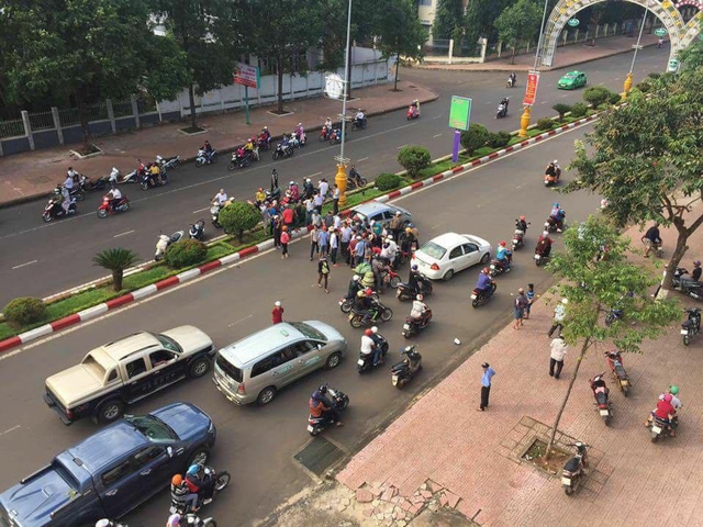 Đắk Lắk: Tài xế taxi tông gãy tay người đi xe máy vì mâu thuẫn giao thông dak lak tai xe taxi tong gay tay nguoi di xe may vi mau thuan giao thong