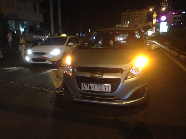 Đắk Lắk: Tài xế taxi tông gãy tay người đi xe máy vì mâu thuẫn giao thông dak lak tai xe taxi tong gay tay nguoi di xe may vi mau thuan giao thong