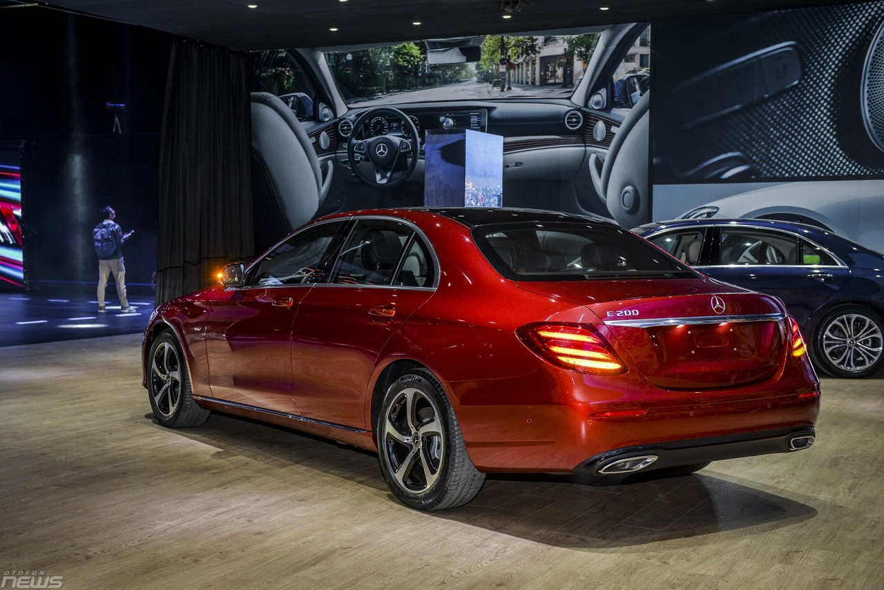 mercedes benz ra mat e200 sport gia ban 2317 ty dong