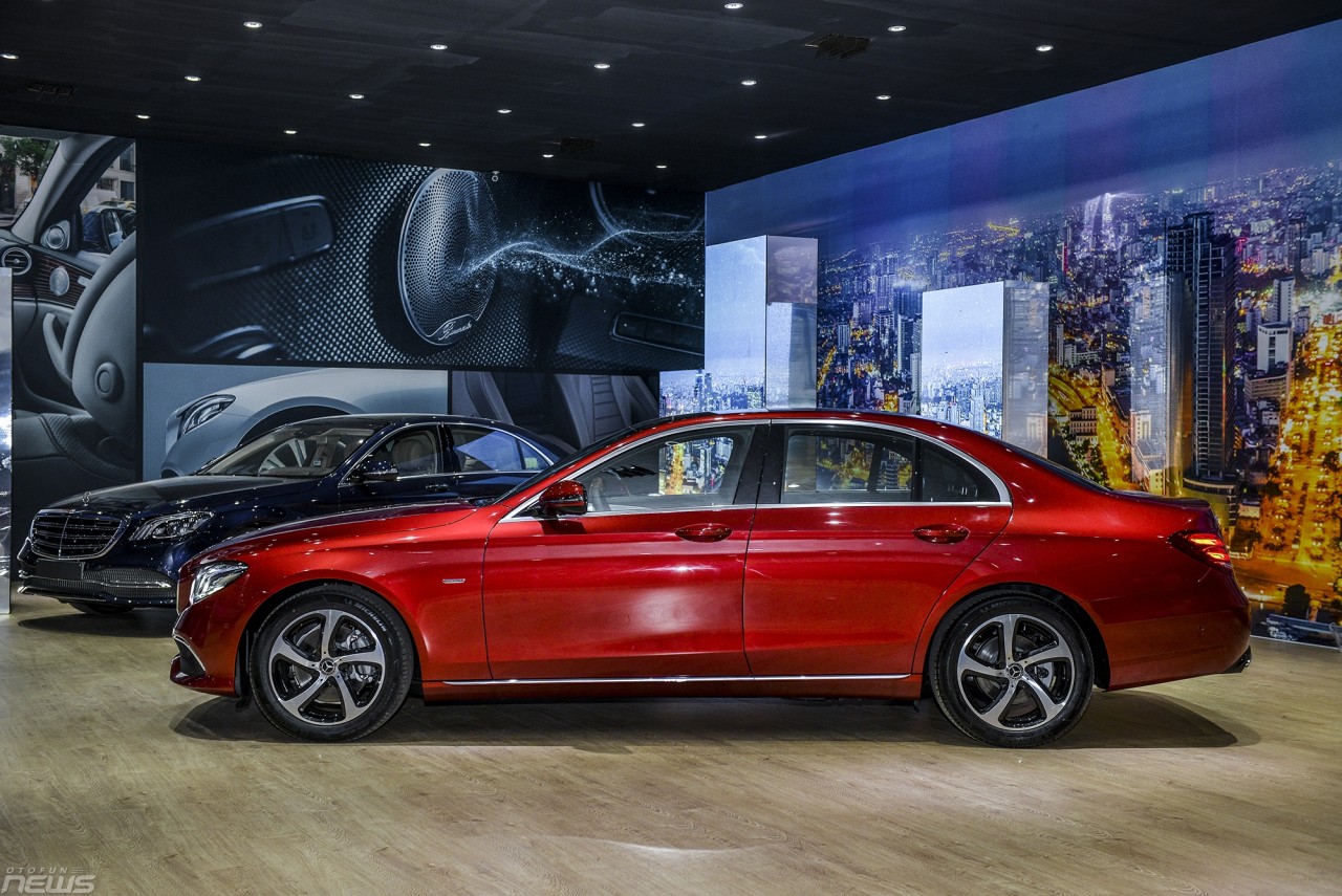 mercedes benz ra mat e200 sport gia ban 2317 ty dong
