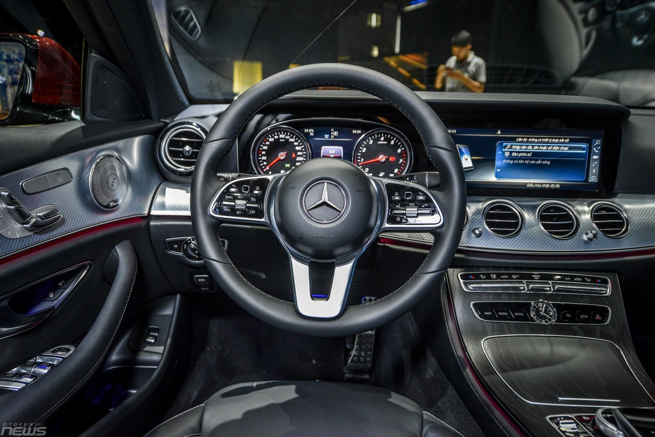 mercedes benz ra mat e200 sport gia ban 2317 ty dong