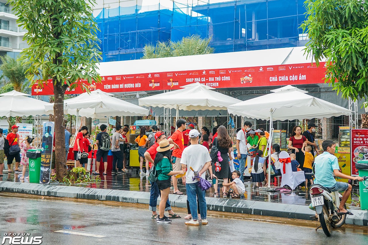 Các gian hàng Foodtour sẵn sàng cho sự kiện Xếp xe kỷ lục hình bản đồ Việt Nam Các gian hàng Foodtour sẵn sàng cho sự kiện Xếp xe kỷ lục hình bản đồ Việt Nam
