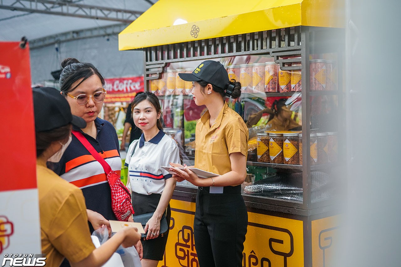 Các gian hàng Foodtour sẵn sàng cho sự kiện Xếp xe kỷ lục hình bản đồ Việt Nam Các gian hàng Foodtour sẵn sàng cho sự kiện Xếp xe kỷ lục hình bản đồ Việt Nam