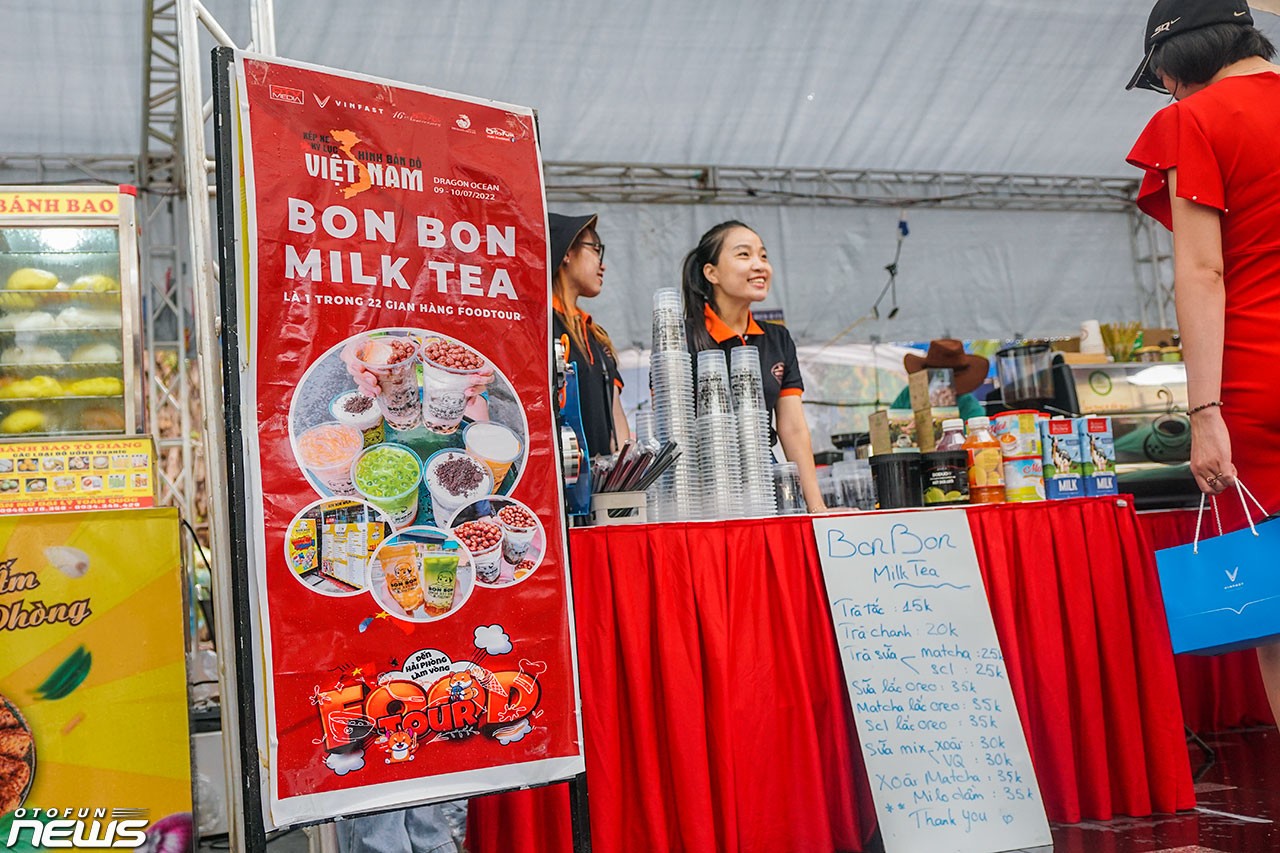 Các gian hàng Foodtour sẵn sàng cho sự kiện Xếp xe kỷ lục hình bản đồ Việt Nam Các gian hàng Foodtour sẵn sàng cho sự kiện Xếp xe kỷ lục hình bản đồ Việt Nam