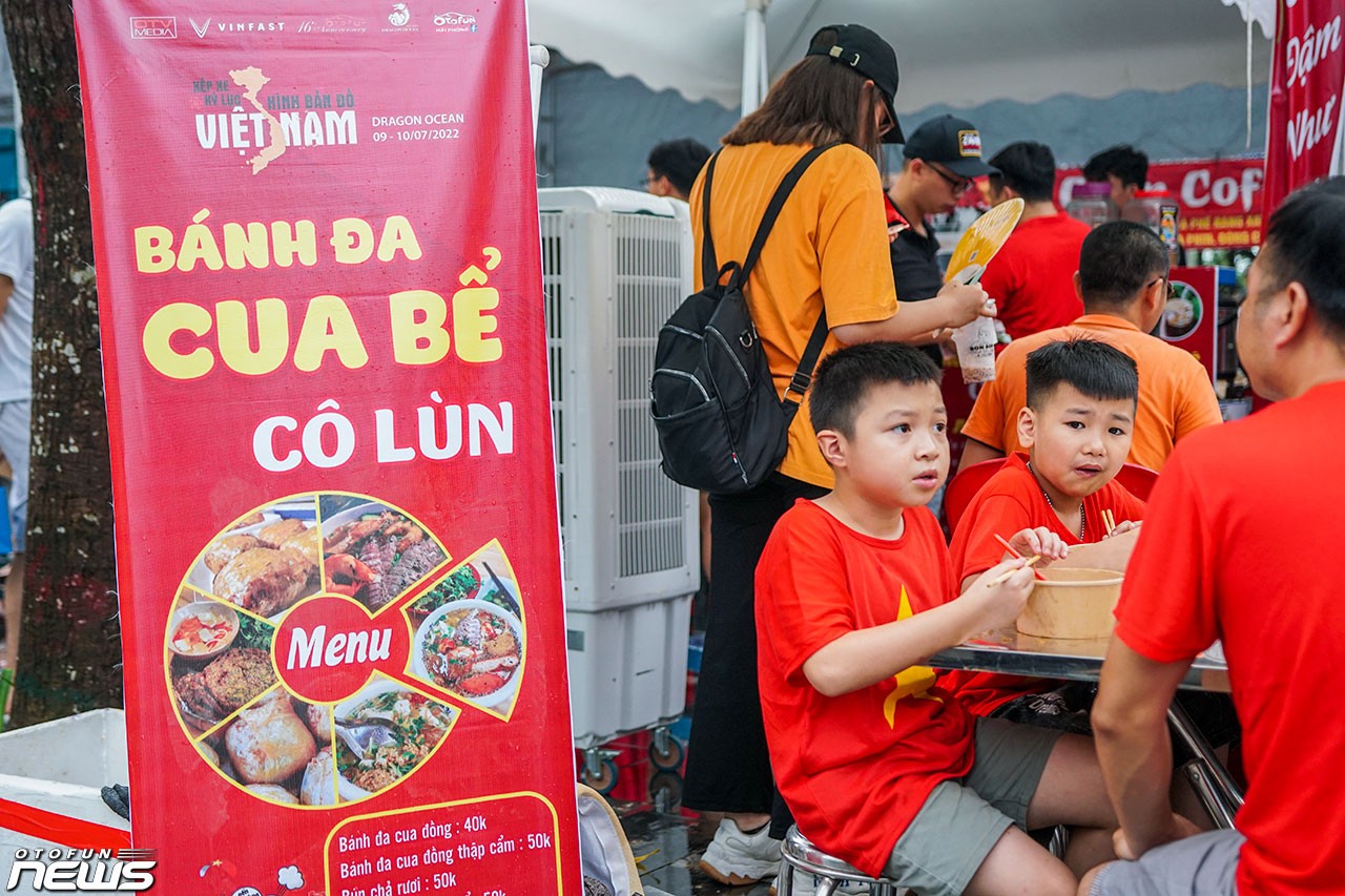 Các gian hàng Foodtour sẵn sàng cho sự kiện Xếp xe kỷ lục hình bản đồ Việt Nam Các gian hàng Foodtour sẵn sàng cho sự kiện Xếp xe kỷ lục hình bản đồ Việt Nam