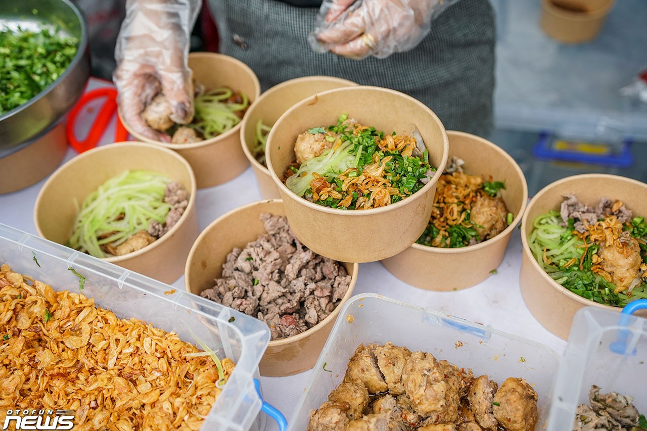 Các gian hàng Foodtour sẵn sàng cho sự kiện Xếp xe kỷ lục hình bản đồ Việt Nam Các gian hàng Foodtour sẵn sàng cho sự kiện Xếp xe kỷ lục hình bản đồ Việt Nam