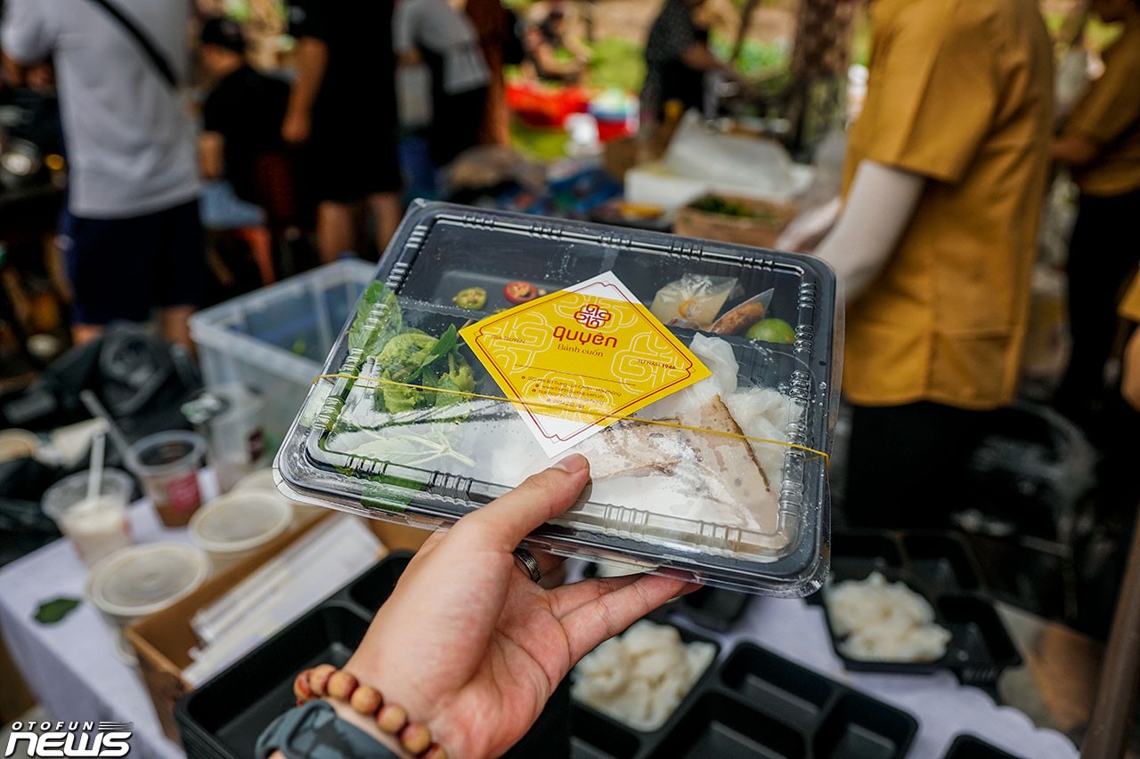 Các gian hàng Foodtour sẵn sàng cho sự kiện Xếp xe kỷ lục hình bản đồ Việt Nam Các gian hàng Foodtour sẵn sàng cho sự kiện Xếp xe kỷ lục hình bản đồ Việt Nam