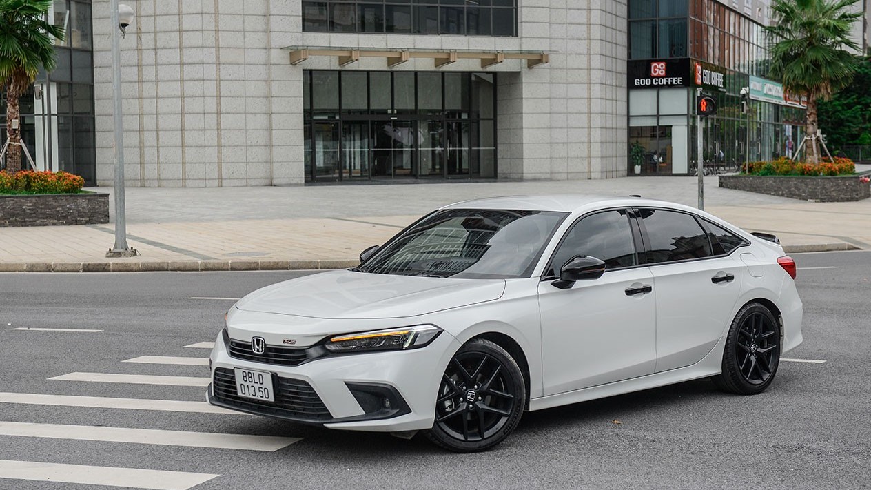 Honda Civic RS giảm giá khủng lên tới 100 triệu đồng tại đại lý