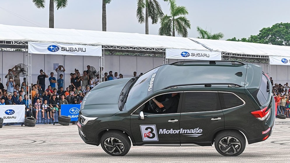 Xem tay đua U80 đốt lốp xe Subaru, chạy bằng hai bánh tại Mỹ Đình