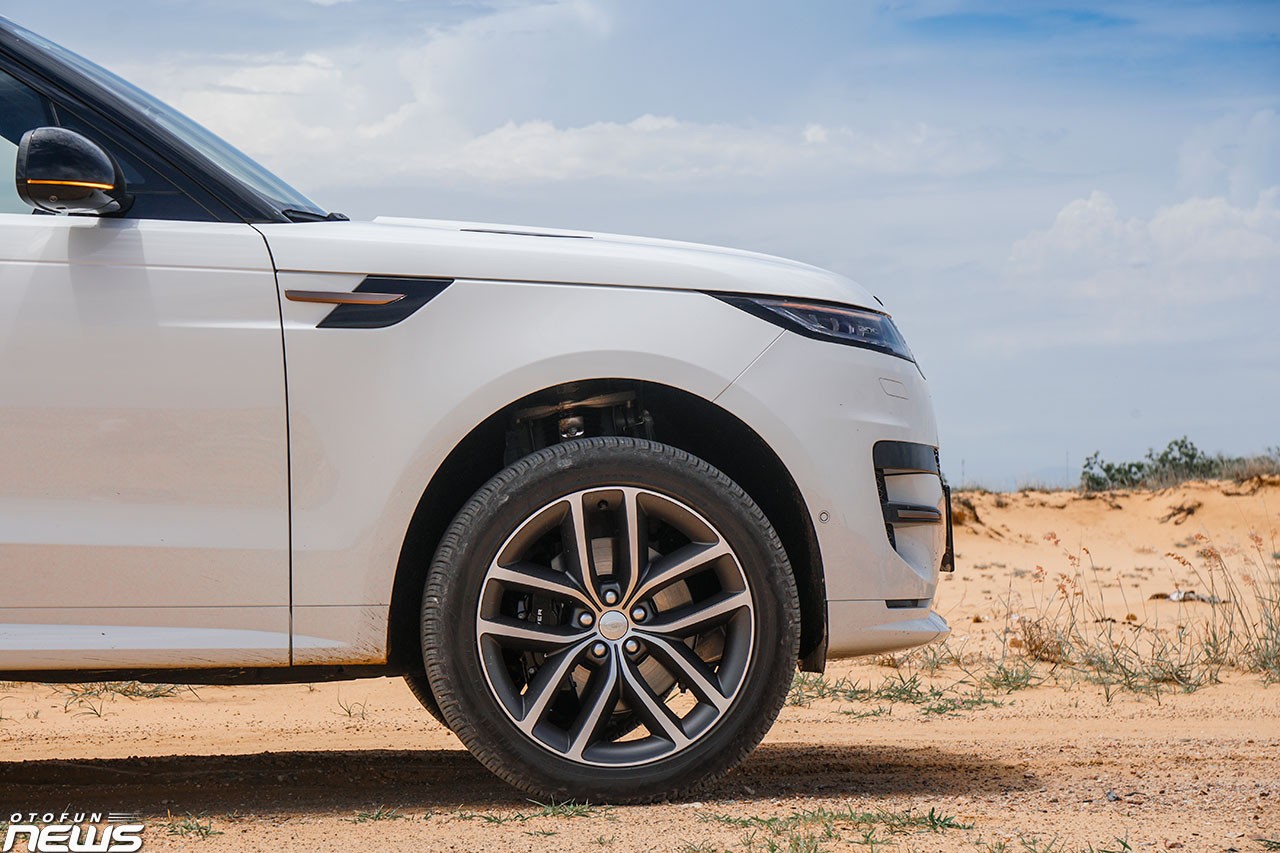 Range Rover Sport 2023: SUV thể thao dành cho người thích lái Bộ mâm 22 inch 5 chấu kép đi cùng lốp Pirelli.