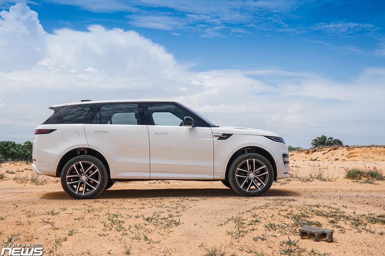 Range Rover Sport 2023: SUV thể thao dành cho người thích lái Range Rover Sport cũng được tăng kích thước lên đáng kể cả về chiều dài, rộng, cao.