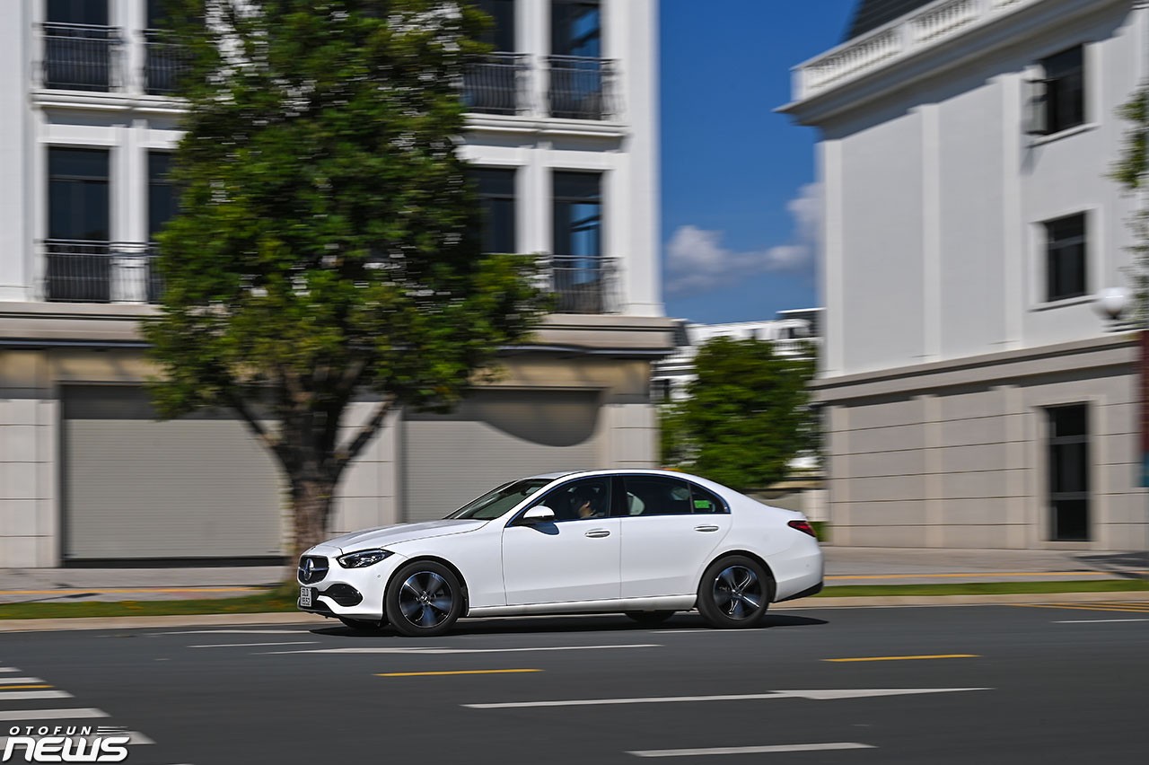 Mercedes-Benz C200 Avantgarde Plus: Một chiếc xe vừa đủ Mercedes-Benz C200 Avantgarde Plus: Một chiếc xe vừa đủ
