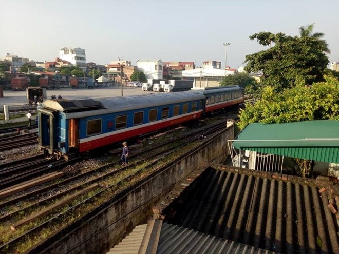 Tàu hỏa tuyến Lào Cai - Hà Nội lại bị trật bánh tại ga Yên Viên tau hoa tuyen lao cai ha noi lai bi trat banh tai ga yen vien